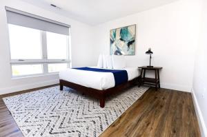 a bedroom with a bed and a rug at 1BR Luxury Apartment Peabody - Unit #606 in Peabody