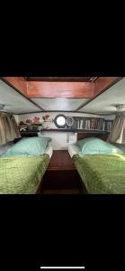 2 camas individuais num quarto com em Bateau à quai, logement atypique chaleureux em Perros-Guirec
