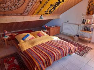 een slaapkamer met een bed in een kamer bij 1-Zimmer-Studio am Waldrand in Hammelbach