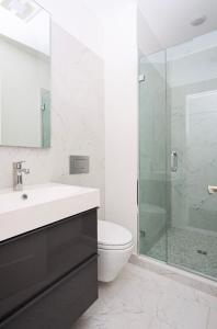 ボストンにあるModern Studio in Historic Boston - Unit #303のトイレ、洗面台、シャワー付きのバスルーム