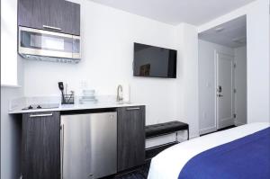 ボストンにあるModern Studio in Historic Boston - Garden Unit #1のベッド1台付きの部屋、電子レンジ付きのキッチン