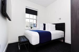 Un dormitorio con una cama grande y una ventana en Modern Studio in Historic Boston - Unit #403 en Boston