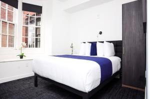 Un dormitorio con una cama grande y una ventana en Stylish Stay in Fenway Neighborhood - Unit #304, en Boston