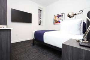 Μια τηλεόραση ή/και κέντρο ψυχαγωγίας στο Stylish Studio in Fenway Neighborhood - Unit #305