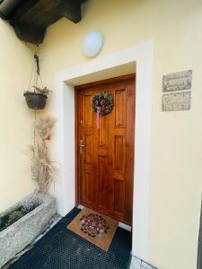una porta di legno con una corona di fiori di Penzion U Hánů a Meclov