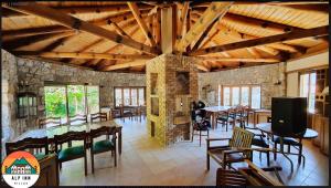 Duży pokój z drewnianymi sufitami, stołami i krzesłami w obiekcie Alp inn Butik Apart ve Restoran w mieście Marmaris