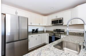 Kjøkken eller kjøkkenkrok på Luxury 1BR Apartment Peabody - Unit #706