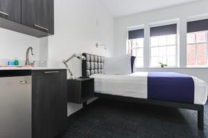 1 dormitorio con 1 cama azul y blanco en Stylish Studio in Historic Boston - Unit #406 en Boston