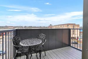 una mesa y sillas en un balcón con vistas en Apartment 47 with secure Free parking, en York