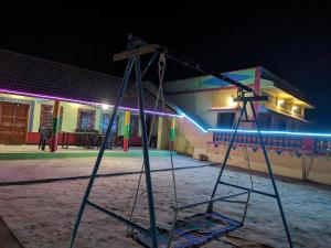eine Schaukel vor einem Gebäude in der Nacht in der Unterkunft Vijay Homestay in Dhordo