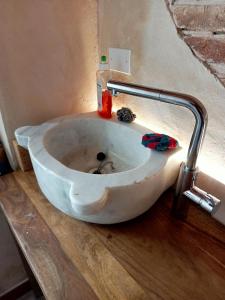 bagno con lavandino bianco e rubinetto di Mansarda Rossi a Livorno