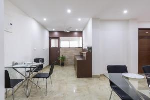 Kuchyň nebo kuchyňský kout v ubytování Sanctum Suites BEL Road Bangalore