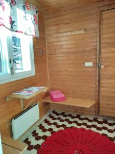 a room with a sauna with a bench and a red rug at Holiday Home Samanitieva in Enontekiö