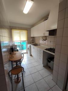 een keuken met een tafel en stoelen. bij Quinta das Oliveiras 4 Bedrooms with Balcony in Portimão