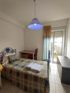 een slaapkamer met een bed en een tafel en een blauw licht bij Quinta das Oliveiras 4 Bedrooms with Balcony in Portimão