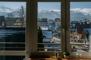 ザコパネにあるApartamenty widokowe Zakopaneの窓から市街の景色を望めます。