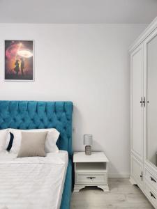Tempat tidur dalam kamar di Blueheart-Via Pipera