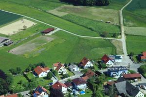 una vista aérea de un pequeño pueblo con casas en Ferienwohnung Heß, en Günzburg