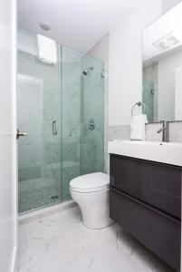 ボストンにあるStylish Studio the Fenway Neighborhood - Unit #106のトイレとガラスのシャワー付きのバスルーム
