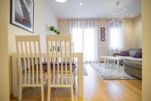 cocina y sala de estar con mesa y sillas en Luxury Kalman Centar Apartmani, en Zlatibor