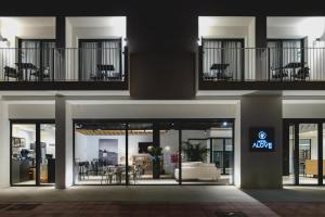 a building with a lobby with tables and chairs at HOTEL ALOVE in San José