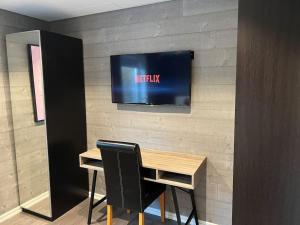 TV a/nebo společenská místnost v ubytování Lake house by Storsjön