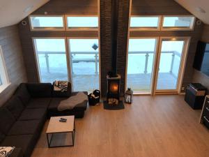 sala de estar con sofá y chimenea en Lake house by Storsjön en Östersund