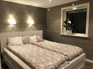 duże łóżko w sypialni z oknem w obiekcie Lake house by Storsjön w mieście Östersund