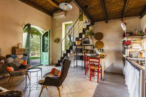 uma sala de estar com uma escada e cadeiras em Villa Balatella con Piscina by Wonderful Italy em Augusta