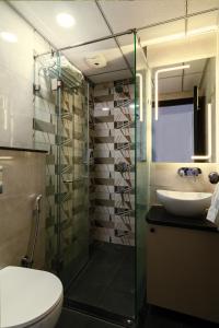uma casa de banho com um WC, um lavatório e um chuveiro em Studio Vachi , City Centre Location em Jaipur