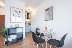 a dining room with a table and chairs at Modernes Apartment Wels City Center, TG-Stellplatz in Wels
