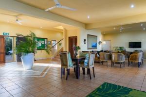 Albatross Guesthouse في ساوثبروم: غرفة معيشة مع طاولة وكراسي
