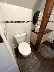 Koupelna v ubytování Small & Cozy Studio Apartment - WiFi & Free Parking