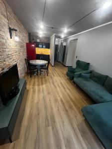 Posezení v ubytování APARTAMENT z widokiem na stadion Styl Industrialny Jedyny taki CHECK IN 24 H