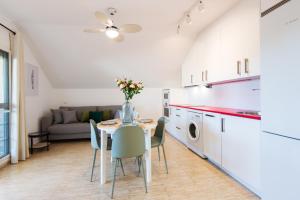 Kuchyň nebo kuchyňský kout v ubytování BIO FUENGIROLA PENTHOUSE, south Terrace
