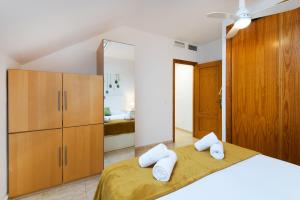 Postel nebo postele na pokoji v ubytování BIO FUENGIROLA PENTHOUSE, south Terrace