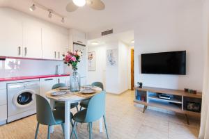 Kuchyň nebo kuchyňský kout v ubytování BIO FUENGIROLA PENTHOUSE, south Terrace