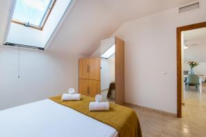 Postel nebo postele na pokoji v ubytování BIO FUENGIROLA PENTHOUSE, south Terrace