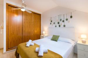 Postel nebo postele na pokoji v ubytování BIO FUENGIROLA PENTHOUSE, south Terrace
