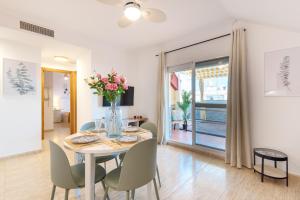 TV a/nebo společenská místnost v ubytování BIO FUENGIROLA PENTHOUSE, south Terrace