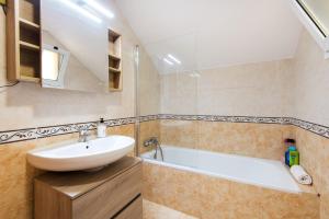 Koupelna v ubytování BIO FUENGIROLA PENTHOUSE, south Terrace + 29 fotografií