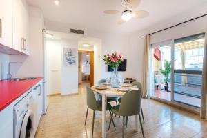 Kuchyň nebo kuchyňský kout v ubytování BIO FUENGIROLA PENTHOUSE, south Terrace