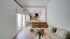 a living room with a couch and a table at Piso en Carolinas con 3 dormitorios in Alicante