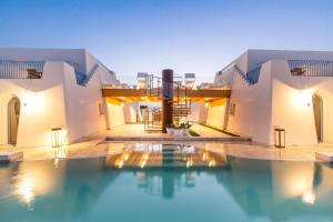 una piscina davanti a una casa di La Corte Relais a Torre Pali