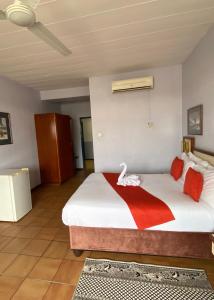 ein Schlafzimmer mit einem großen Bett mit einem Schwan darauf in der Unterkunft Gaborone Hotel in Gaborone
