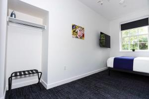 ボストンにあるStylish Hotel Room in Boston's Fenway - Unit #107のベッドと窓のある白い部屋
