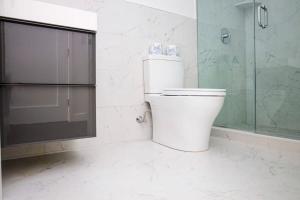 ボストンにあるStylish Hotel Room in Boston's Fenway - Unit #107のトイレとガラスのシャワー付きのバスルーム