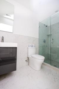 ボストンにあるStylish Hotel Room in Boston's Fenway - Unit #107のトイレとガラスのシャワー付きのバスルーム