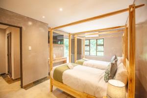 1 dormitorio con 2 camas en una habitación en Kruger Adventure Lodge en Hazyview