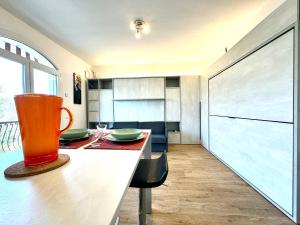 una cocina con un jarrón naranja sentado en un mostrador en Appartamento Perla, en Peschiera del Garda